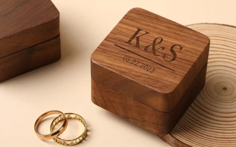 Hộp đựng nhẫn có khắc tên và ngày cưới thể hiện sự đặc biệt 
