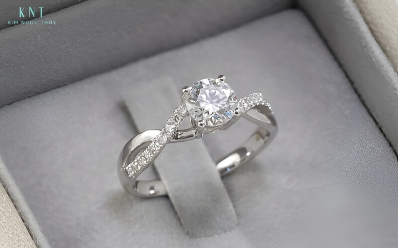 Hột xoàn là cách gọi phổ biến của kim cương tự nhiên đã được cắt mài