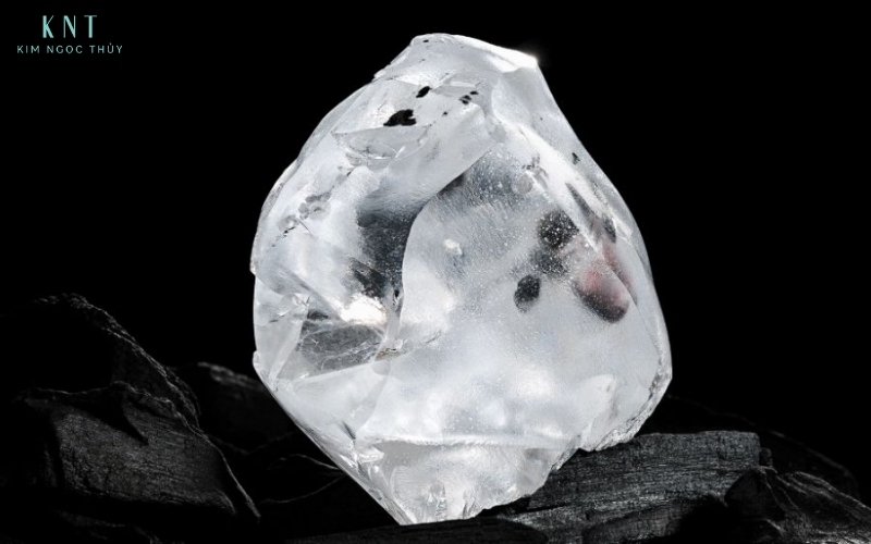 Kim cương thô có hình dạng tự nhiên, không đồng đều, bề mặt xù xì