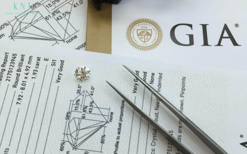 Giấy chứng nhận GIA là tài liệu mô tả và đánh giá chi tiết các đặc tính của viên kim cương 