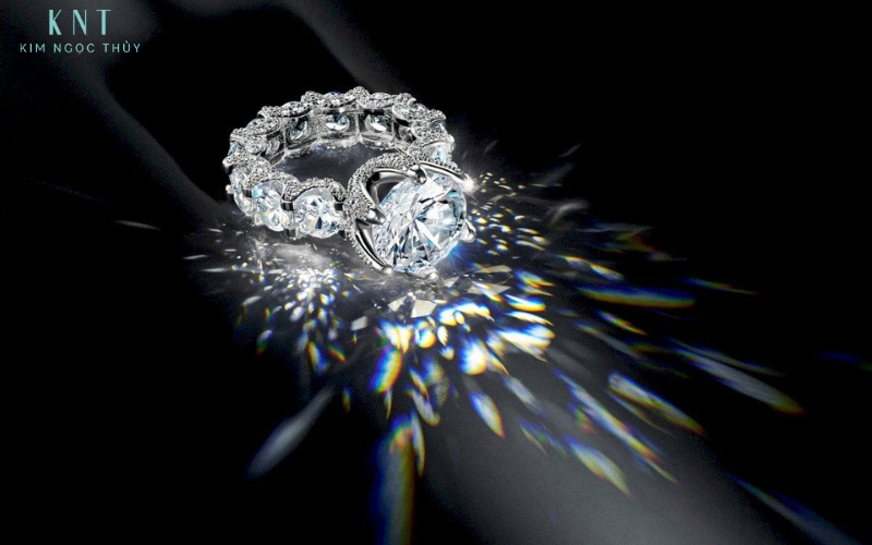 Kim cương có độ tinh khiết cao sẽ cho ánh sáng xuyên qua rõ ràng