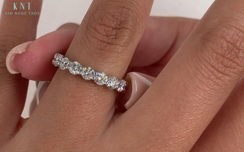 Nhẫn Eternity (nhẫn vĩnh cửu) được thiết kế với dải kim cương tấm chạy liền mạch