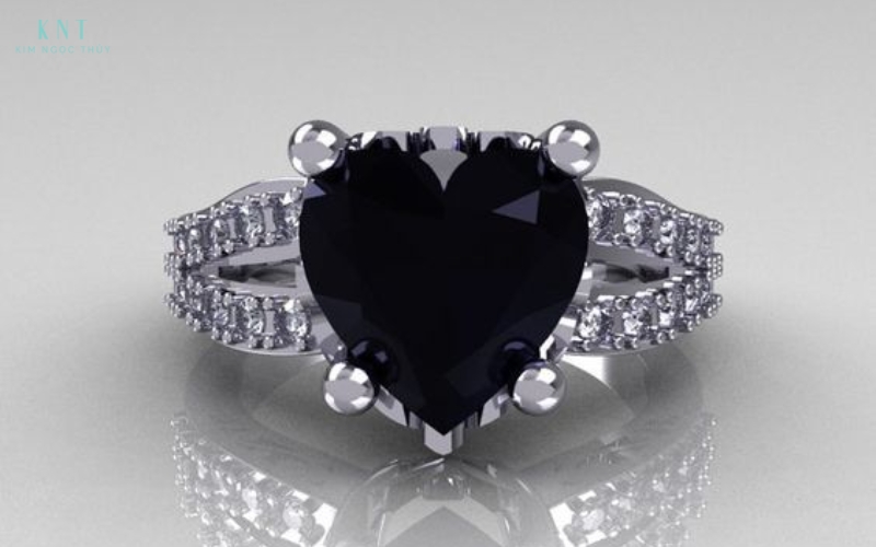 Kim cương đen hầu như không tạo ra hiệu ứng lửa rực rỡ như kim cương trắng