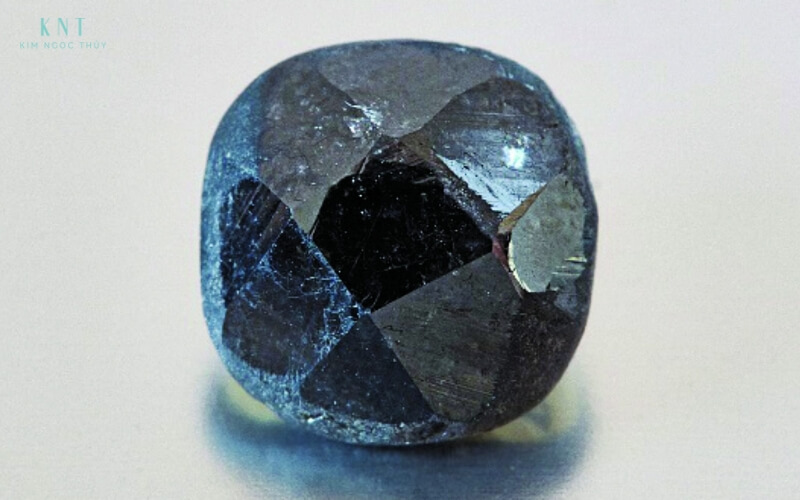 Kim cương đen tự nhiên được xem là một trong những loại đá quý hiếm trên thị trường
