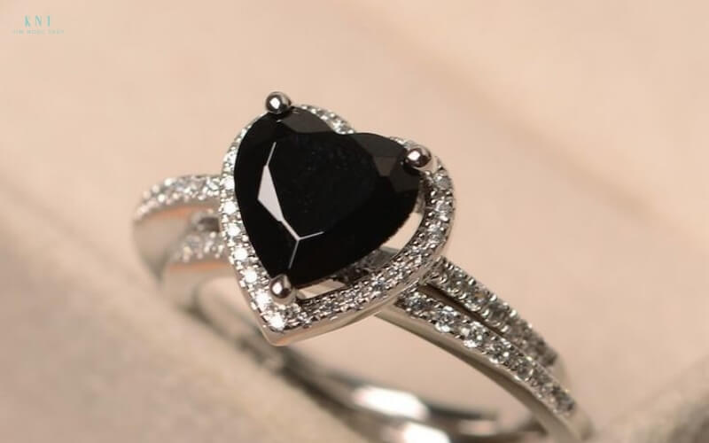 Kim cương đen đại diện cho tình yêu sâu sắc