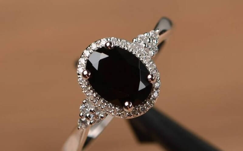 Kim cương trên ổ nhẫn Halo