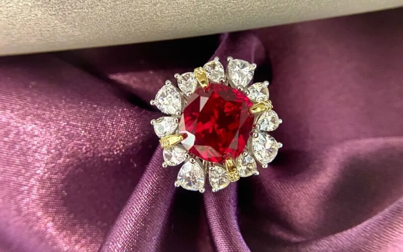 Việc chế tác kim cương đỏ đòi hỏi tay nghề cực cao để đạt được sắc đỏ hoàn mỹ