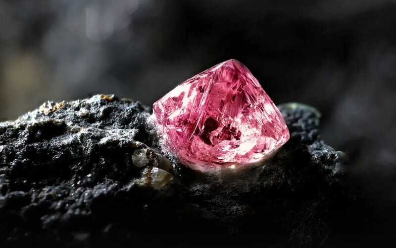Kim cương hồng hình thành do sự thay đổi cấu trúc dưới áp lực tự nhiên