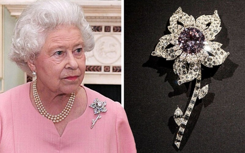 Viên kim cương Williamson Diamond trên chiếc trâm cài áo của Nữ hoàng Anh Elizabeth II