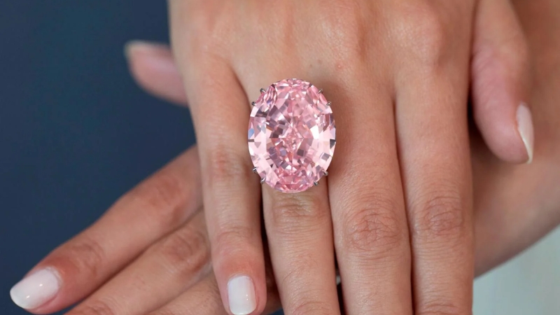 Kim cương hồng có cơ chế hình thành tương tự kim cương đỏ nhưng ở mức độ nhẹ hơn