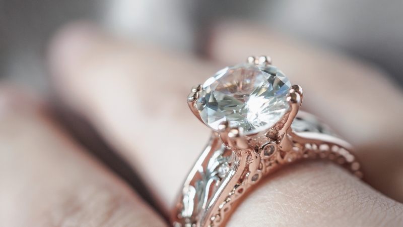 Kim cương nước F có khả năng phản xạ ánh sáng tốt, tạo hiệu ứng lấp lánh rực rỡ