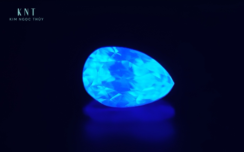 Độ phát quang của kim cương là hiện tượng viên kim cương phát ra ánh sáng màu