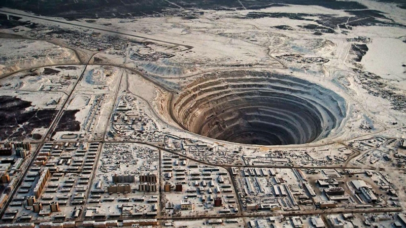 Mỏ kim cương Mir (Mirny) tại vùng Yakutia là một trong những nơi có thể khai thác kim cương tím