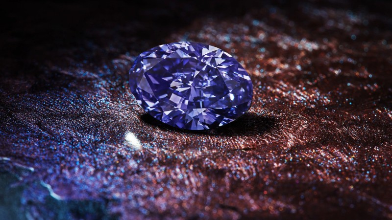 Kim cương tím (Violet Diamond) là một loại kim cương màu tự nhiên có sắc tím làm tông màu chủ đạo