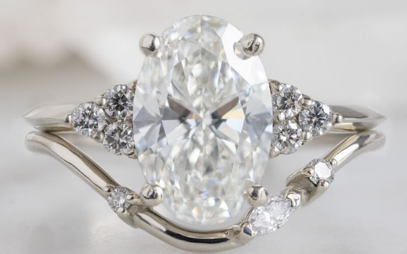 Nhẫn đính hôn kim cương trắng là sự lựa chọn ý nghĩa cho những ai muốn kỷ vật tình yêu mang dấu ấn riêng