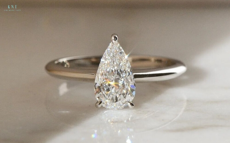 Độ trong suốt tuyệt đối của kim cương không màu thể hiện tình yêu chân thành và bền vững