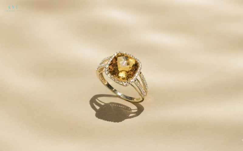 Đối với kim cương vàng, yếu tố màu sắc đóng vai trò quyết định lớn nhất trong việc xác định giá trị