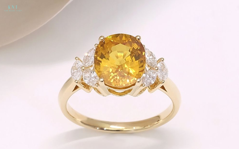 Nhẫn kim cương vàng với vỏ vàng vàng mang nét truyền thống