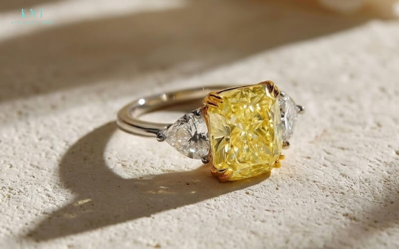 Theo quy luật ngũ hành tương sinh, kim cương vàng phù hợp với người mệnh Thổ và mệnh Kim