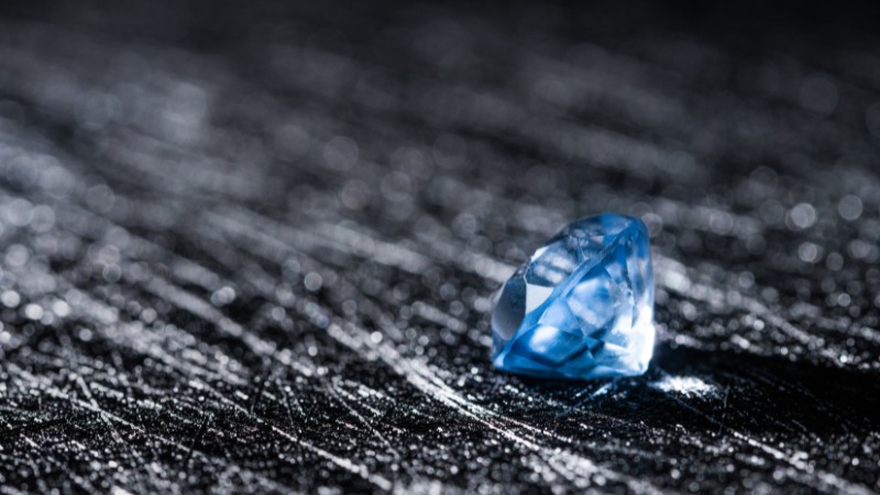 Trong văn hóa phương Đông, màu xanh dương của kim cương xanh thuộc hành Thủy