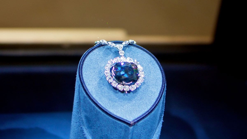 The Hope Diamond là một trong những viên kim cương xanh huyền thoại