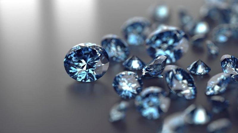 Kim cương xanh chứa nguyên tố boron trong cấu trúc tinh thể nên có màu xanh lam