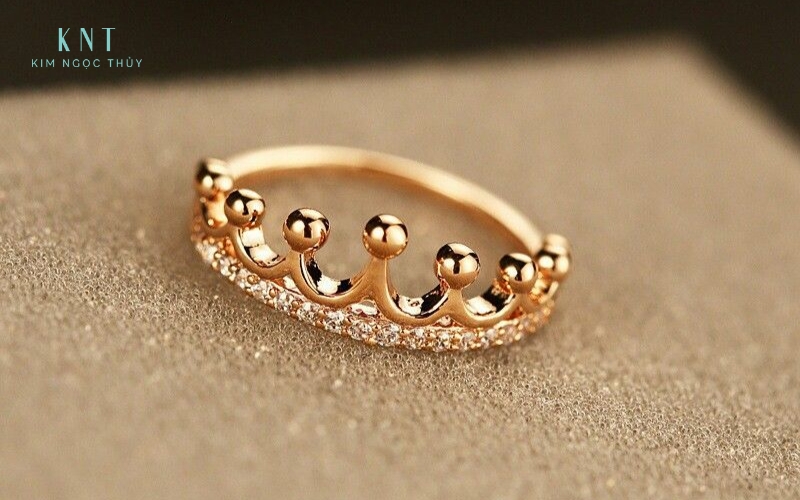 Thiết kế của nhẫn hình vương miện vô cùng độc đáo