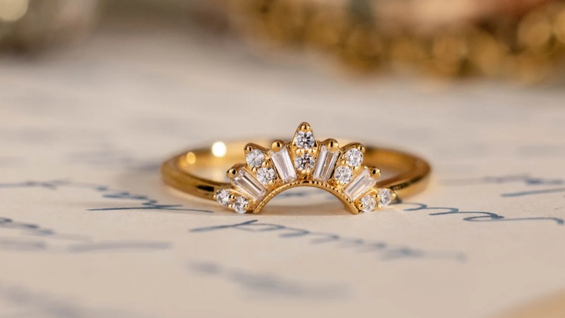 Trang sức mang hình dáng vương miện vì thế được xem là vật phẩm mang lại may mắn giúp thu hút năng lượng tích cực