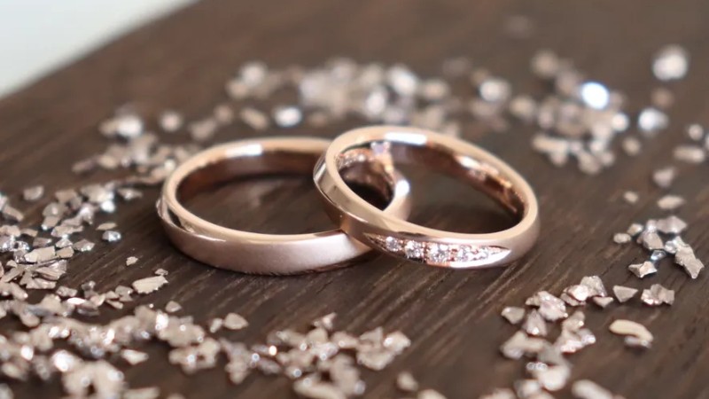 Sắc hồng ấm áp, nồng nàn và đầy cá tính không chỉ tôn lên màu da mà còn trở thành biểu tượng cho một tình yêu ngọt ngào