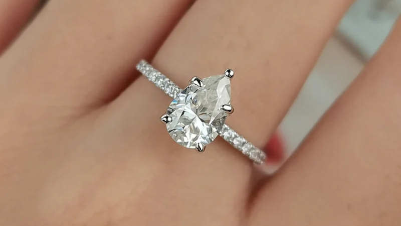 Nhẫn kim cương hình giọt nước là nhẫn có đính viên kim cương hình giọt nước