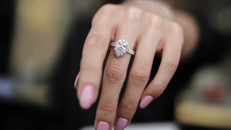 Kiểu dáng tay dài và thon rất phù hợp với nhẫn kim cương hình giọt nước