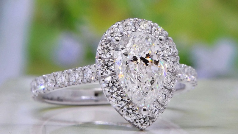 Kiểu dáng Halo với vòng đá tấm bao quanh giúp viên chủ trông lớn hơn và tăng độ lấp lánh