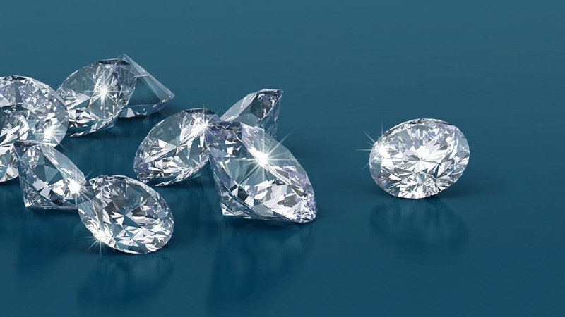 Kim cương thật phản chiếu ánh sáng với tông màu chủ đạo là trắng và xám
