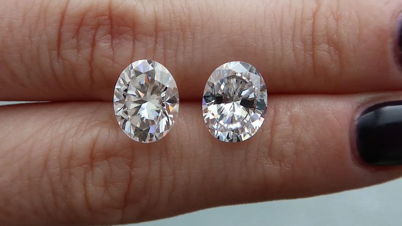 Đá giả kim cương có hình thức bên ngoài giống kim cương