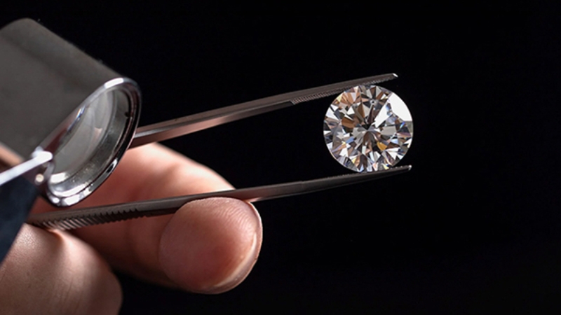 Kính lúp 10x là dụng cụ dùng để kiểm tra kim cương cho người có kinh nghiệm