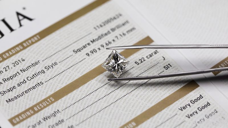 Xác định nguồn gốc kim cương bằng giấy kiểm định