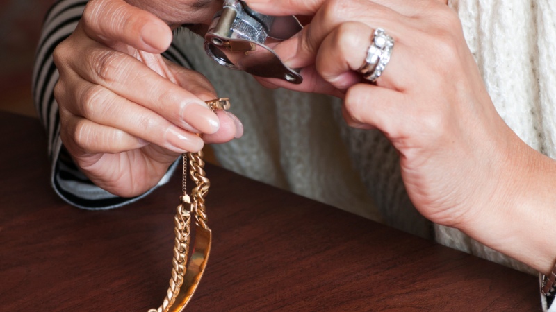 Vàng 8K là vàng thật vì trong hợp kim có chứa thành phần vàng nguyên chất