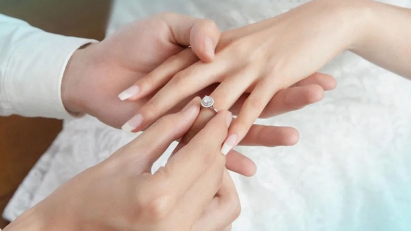 Bạn không nên chọn vàng 8K để làm nhẫn cầu hôn