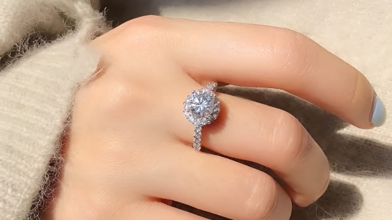 Khi đánh giá một viên kim cương, bạn cần dựa trên tiêu chuẩn 4Cs