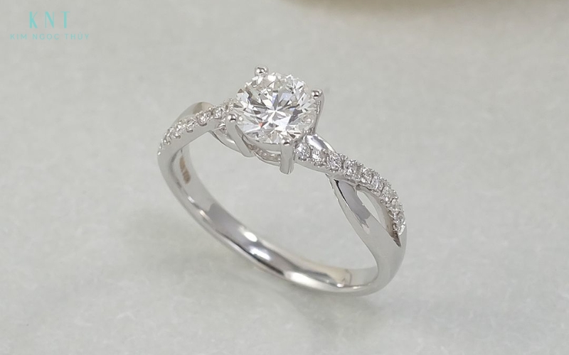 Chiết suất của kim cương được xác định là 2.417