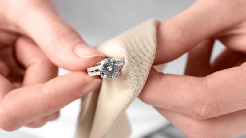 Vệ sinh trang sức kim cương trước khi bảo quản trong hộp đựng