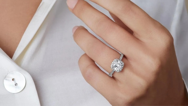 Nhẫn cầu hôn đính kim cương trắng nổi bật và lấp lánh
