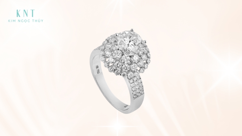 Nhẫn cluster là một kiểu nhẫn mà nhiều viên đá quý hoặc kim cương tấm nhỏ được sắp xếp đặt sát cạnh nhau
