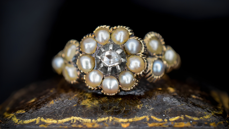 Nhẫn cluster thời Georgian thường có thiết kế giống bông hồng