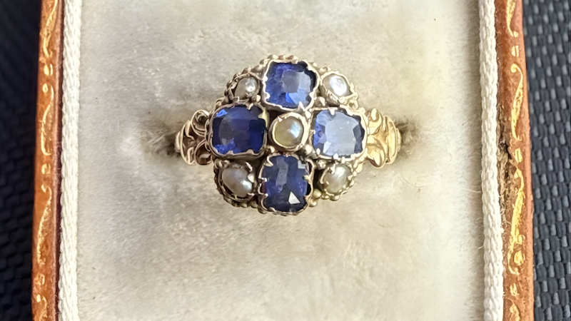 Trong thời kỳ Victorian, nhẫn cluster thường có thiết kế các viên đá được xếp sát nhau