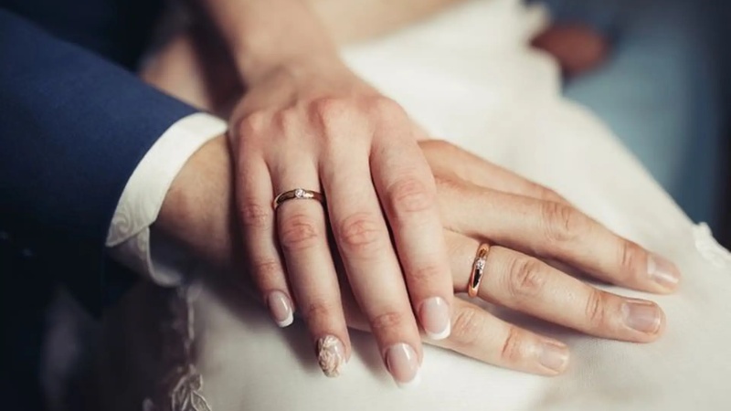 Khi nói đến nhẫn cưới tiết kiệm, vàng 10K và vàng 14K luôn là hai lựa chọn phổ biến