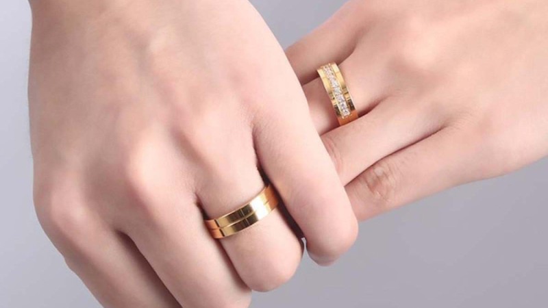 Cặp nhẫn trơn với điểm nhấn đá tấm nhỏ giúp thiết kế trở nên tinh tế và nổi bật hơn mà vẫn giữ được sự tối giản
