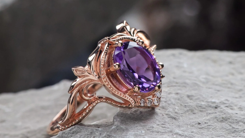 Nhẫn hẹn ước có thiết kế phá cách với viên đá pha lê