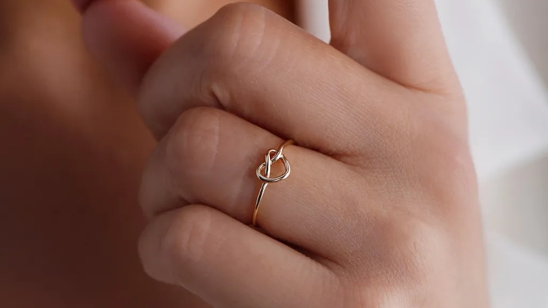 Nhẫn đính ước có hình dáng trái tim đặc biệt