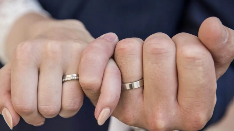 Nhẫn hẹn ước đôi sẽ có phần đồng điệu với nhau cho cả hai người cùng đeo